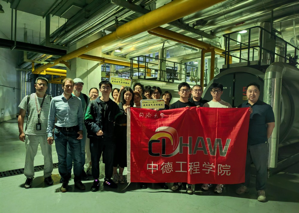 中德工程学院德方教授带领学子走进外滩...